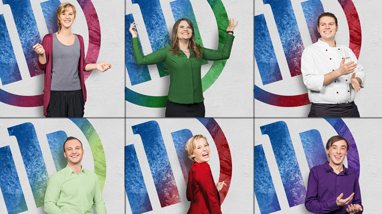 6 junge fröhliche Menschen in stehen in bewegter Pose jeweils vor einem bunten Allianzlogo.