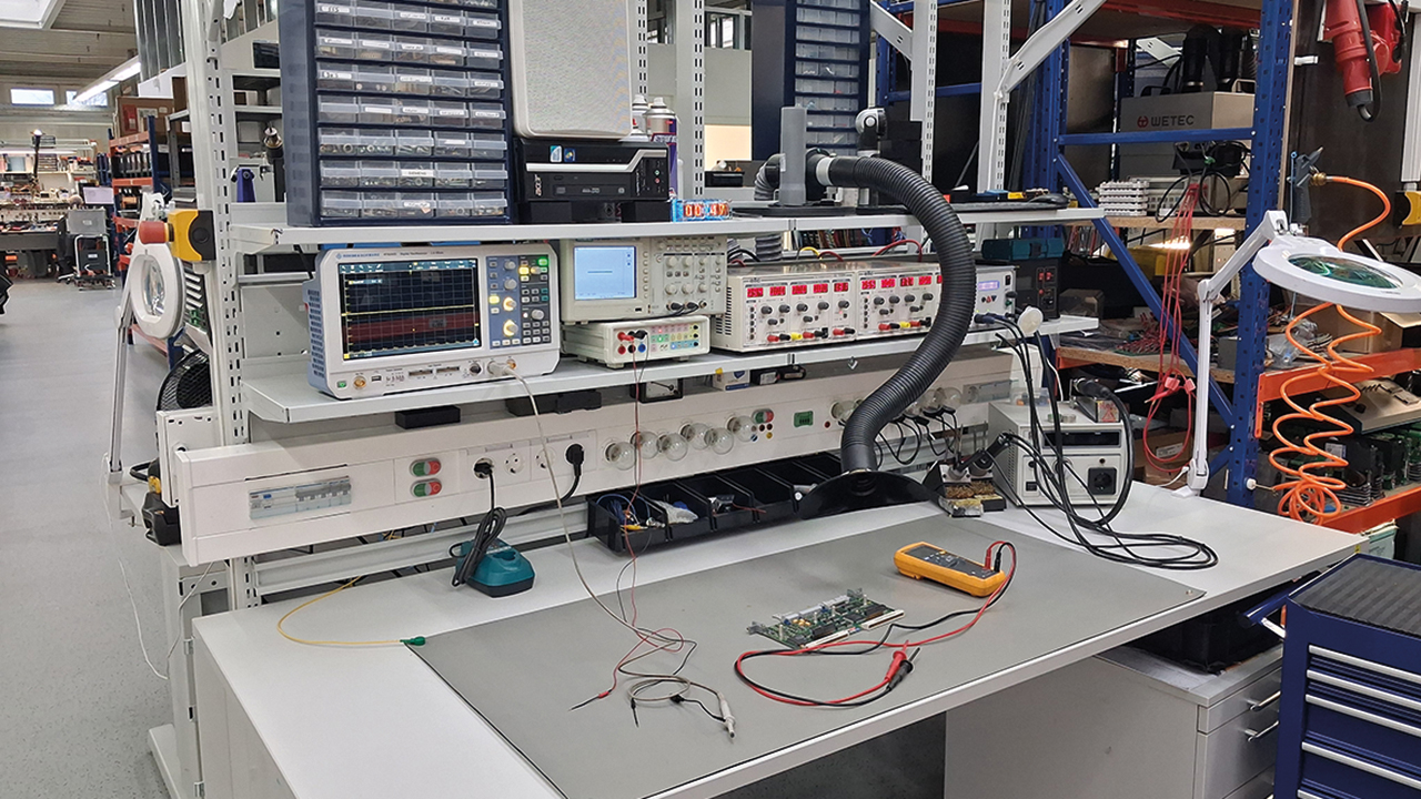 Bild eines Technikerarbeitsplatzes