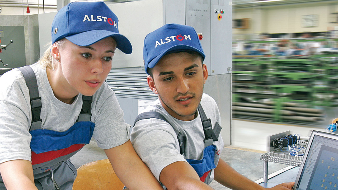 Mechatronik-Azubis an Maschine