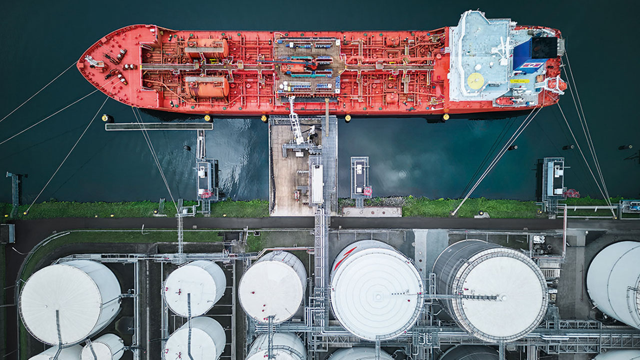 Ein Schiff lädt Kraftstoffe im Hafen