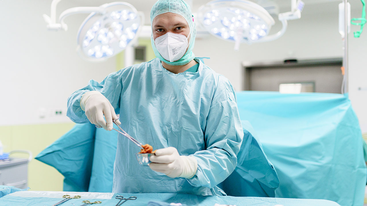 Operationstechnischer Assistent in Arbeitskleidung im OP. 