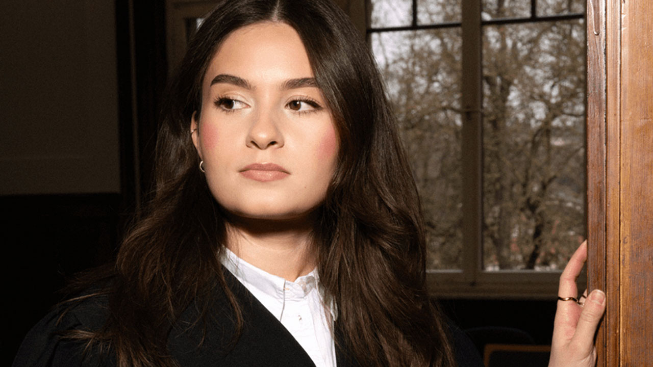 Junge Person im Amtsgericht schaut zur Seite