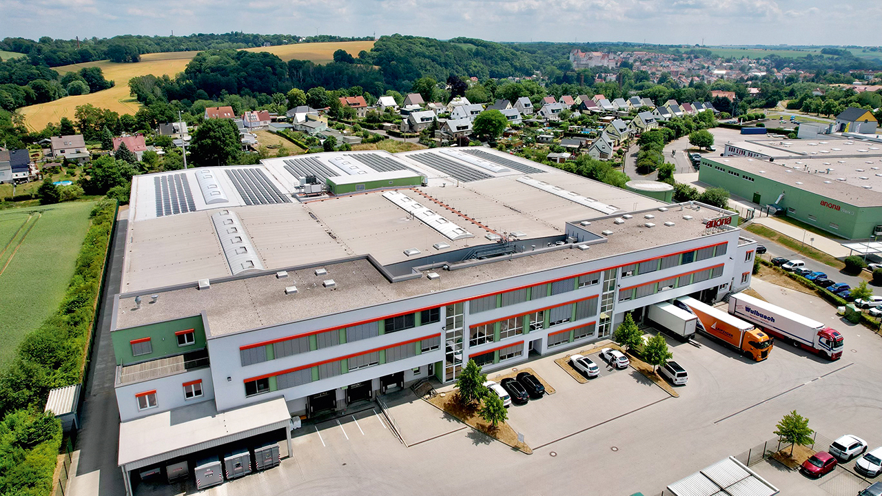 Luftbild von Firmengebäude anona