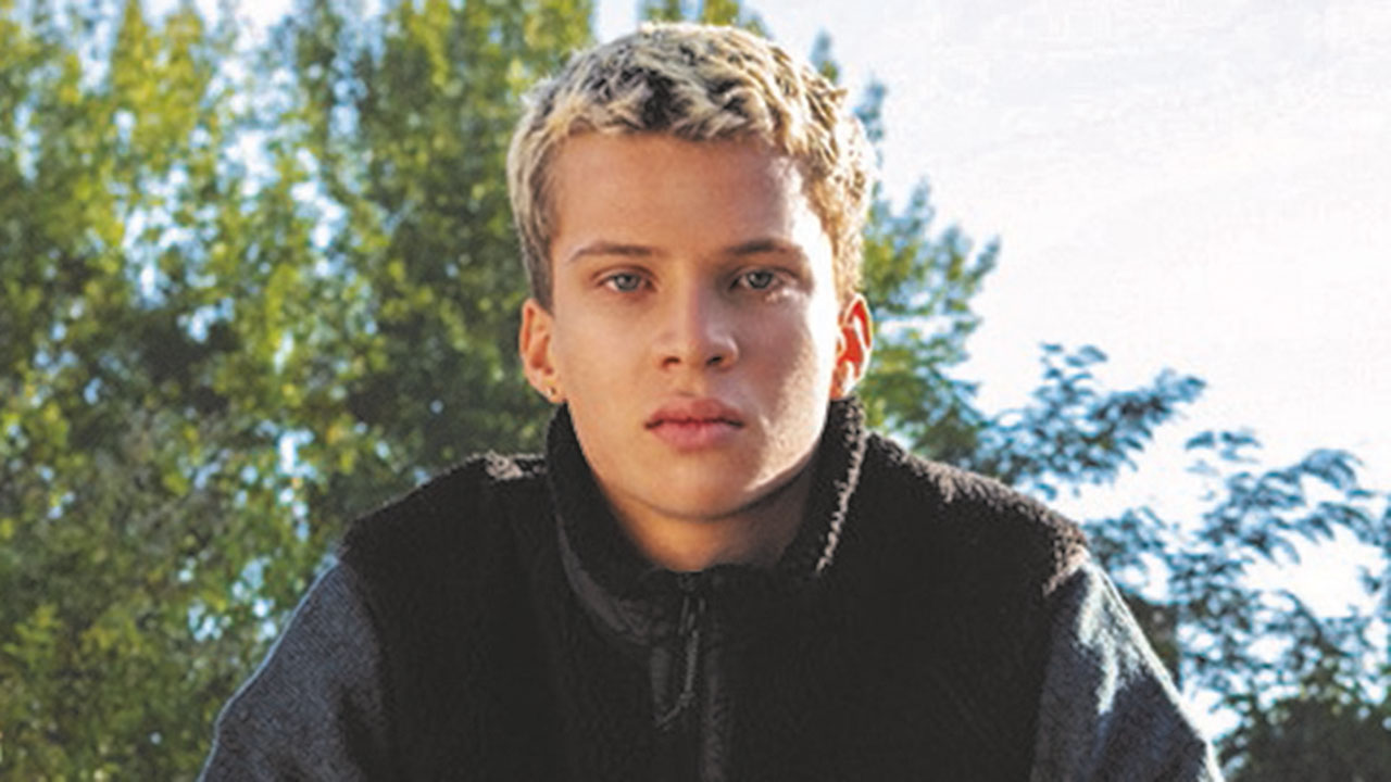 Junger Mensch in der Natur