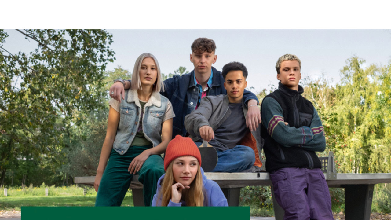 Gruppe von jungen Menschen in der Natur. 