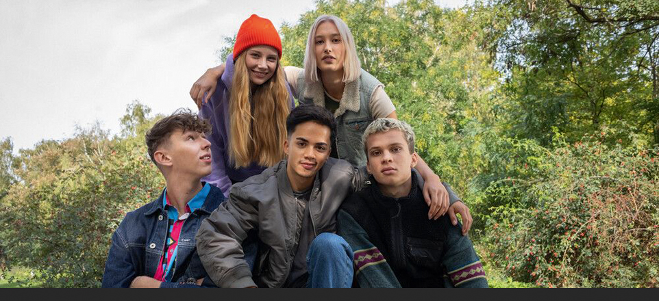 Gruppenbild von Jugendlichen im Grünen