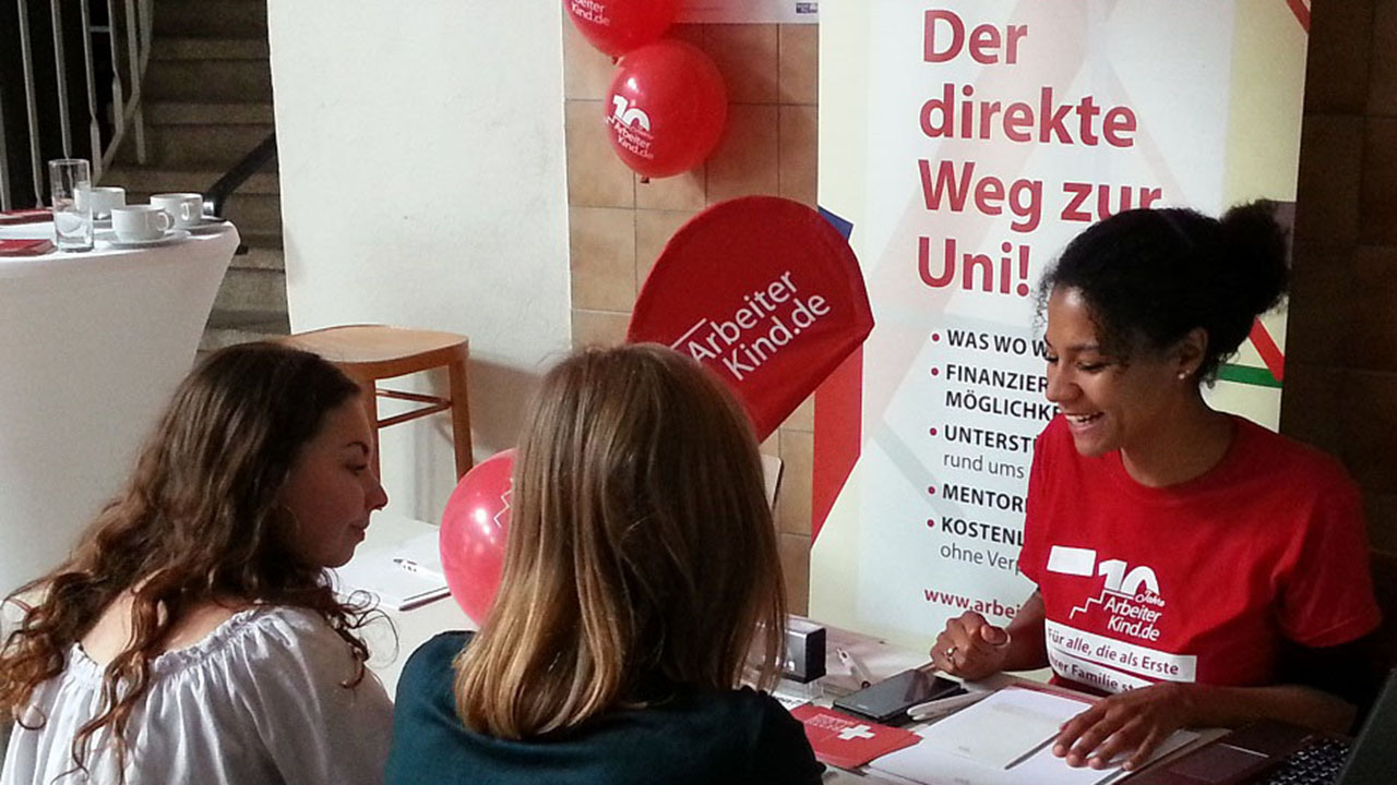 Beratung von zwei jungen Menschen am Messestand