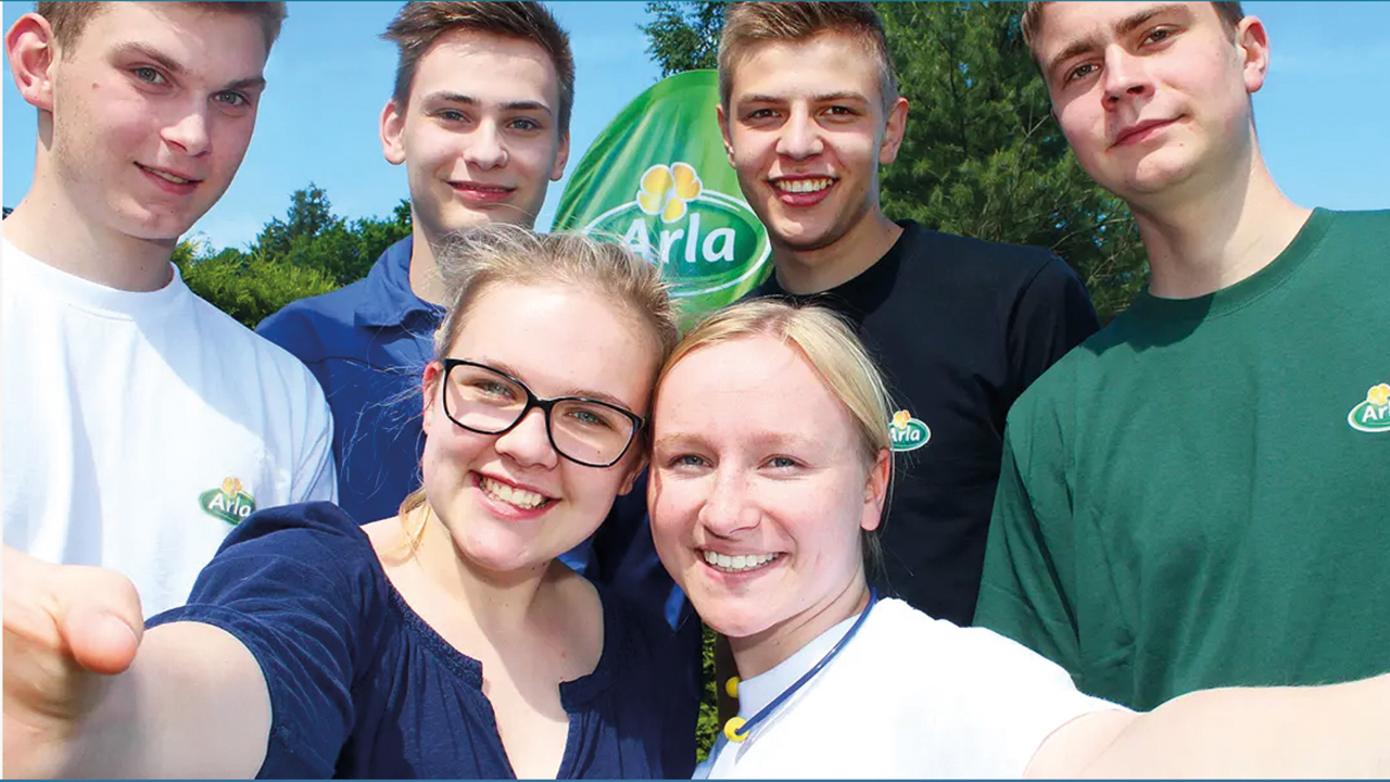 Aufnahme von 6 jungen fröhlich aussehenden Auszubildenden