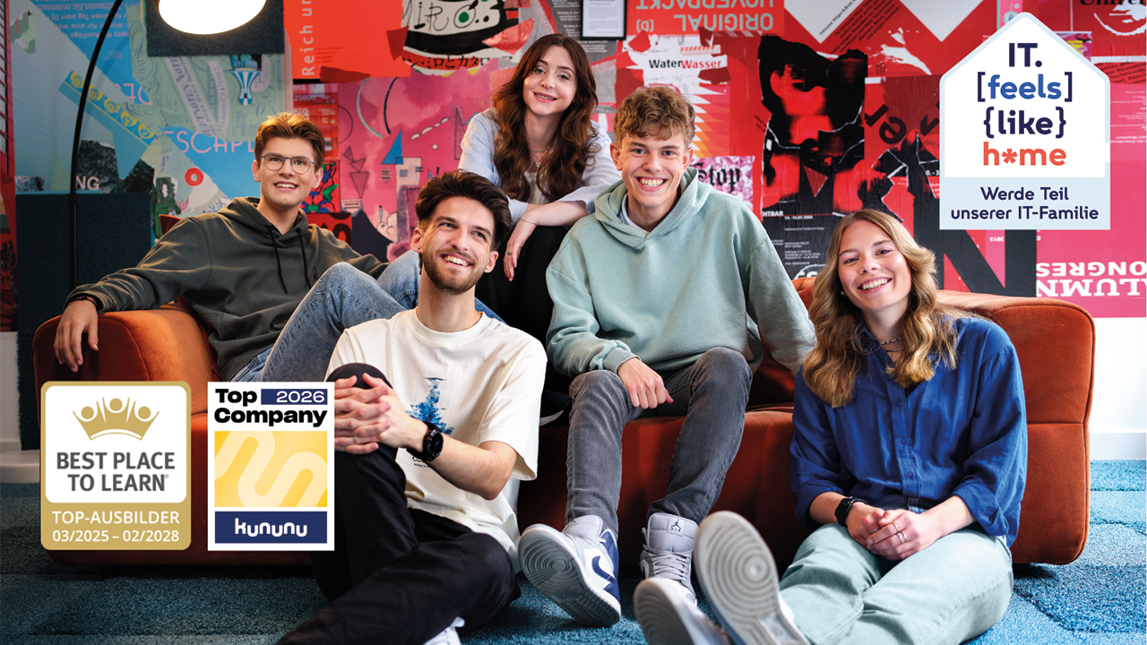 Fünf junge Menschen sitzen auf und vor einem Sofa in den Räumen von Atruvia. Auf dem Foto die Qualitätssiegel: "Best place to learn" und "Top Company 2026 von Kununu" sowie die Worte: IT.feels like home. Werde Teil unserer IT-Familie.