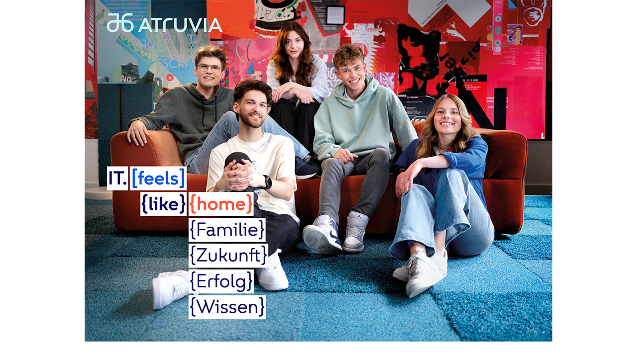 Gruppenbild von 5Personen vor einem bunten Hintergrund mit atruvia Logo