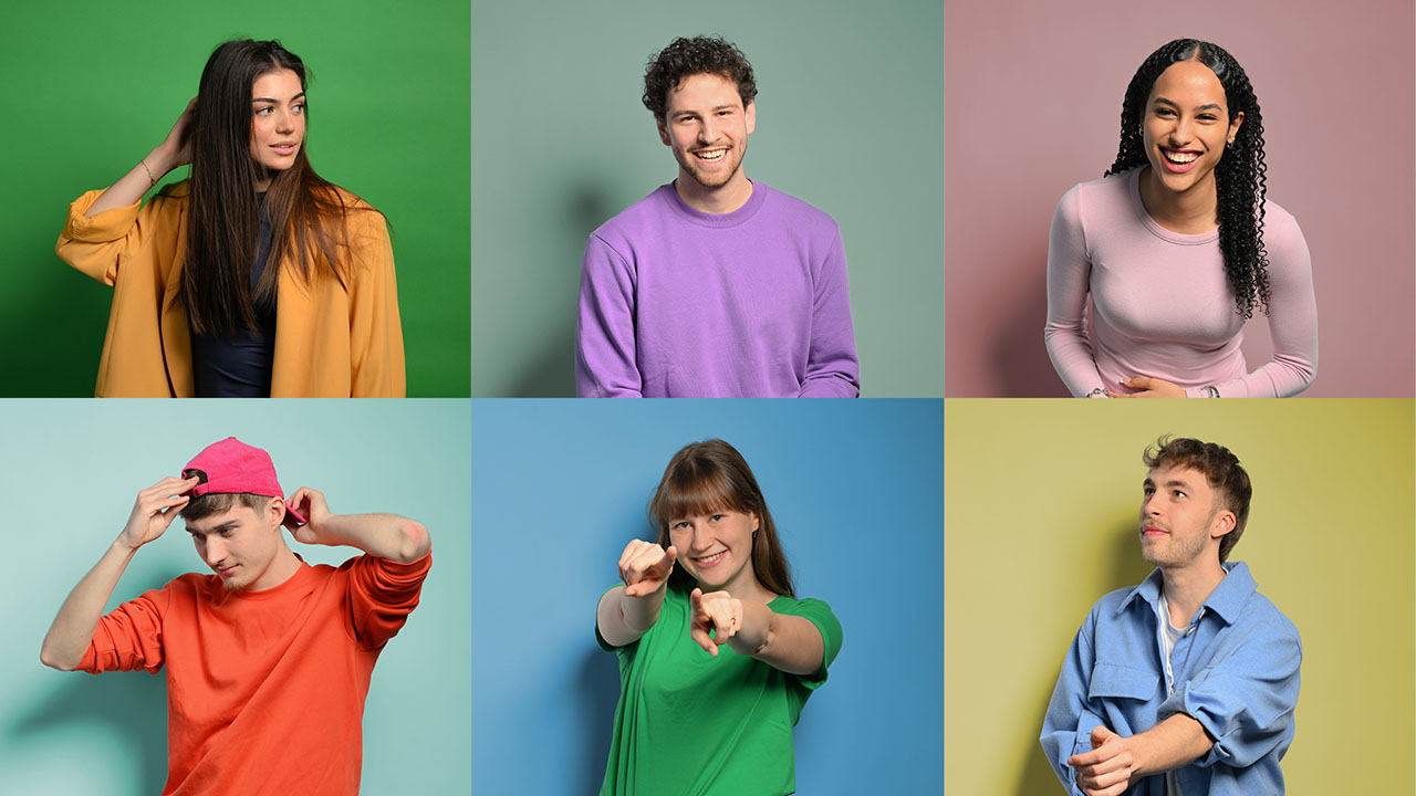 Junge Menschen vor farbigen Hintergründen