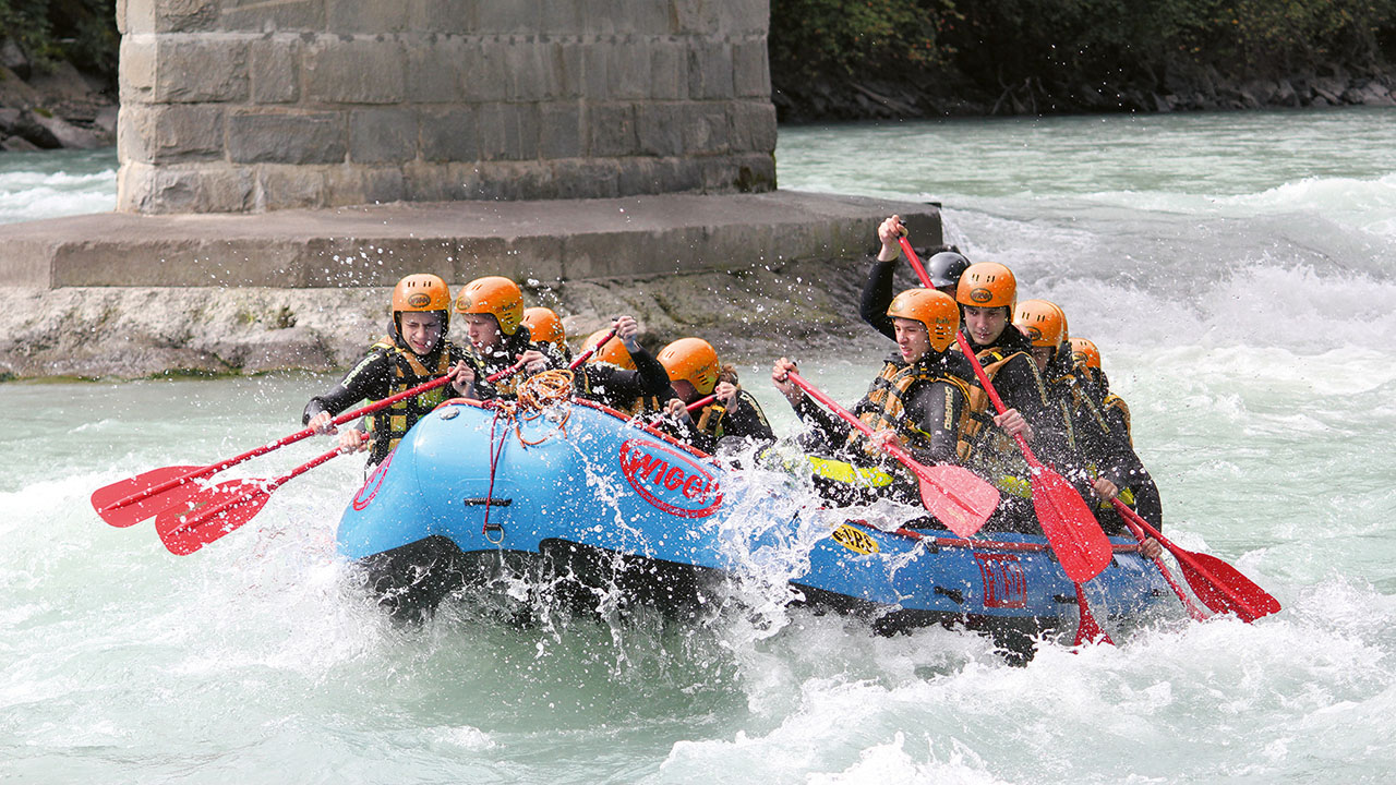 Junge Menschen beim gemeinsamen Rafting