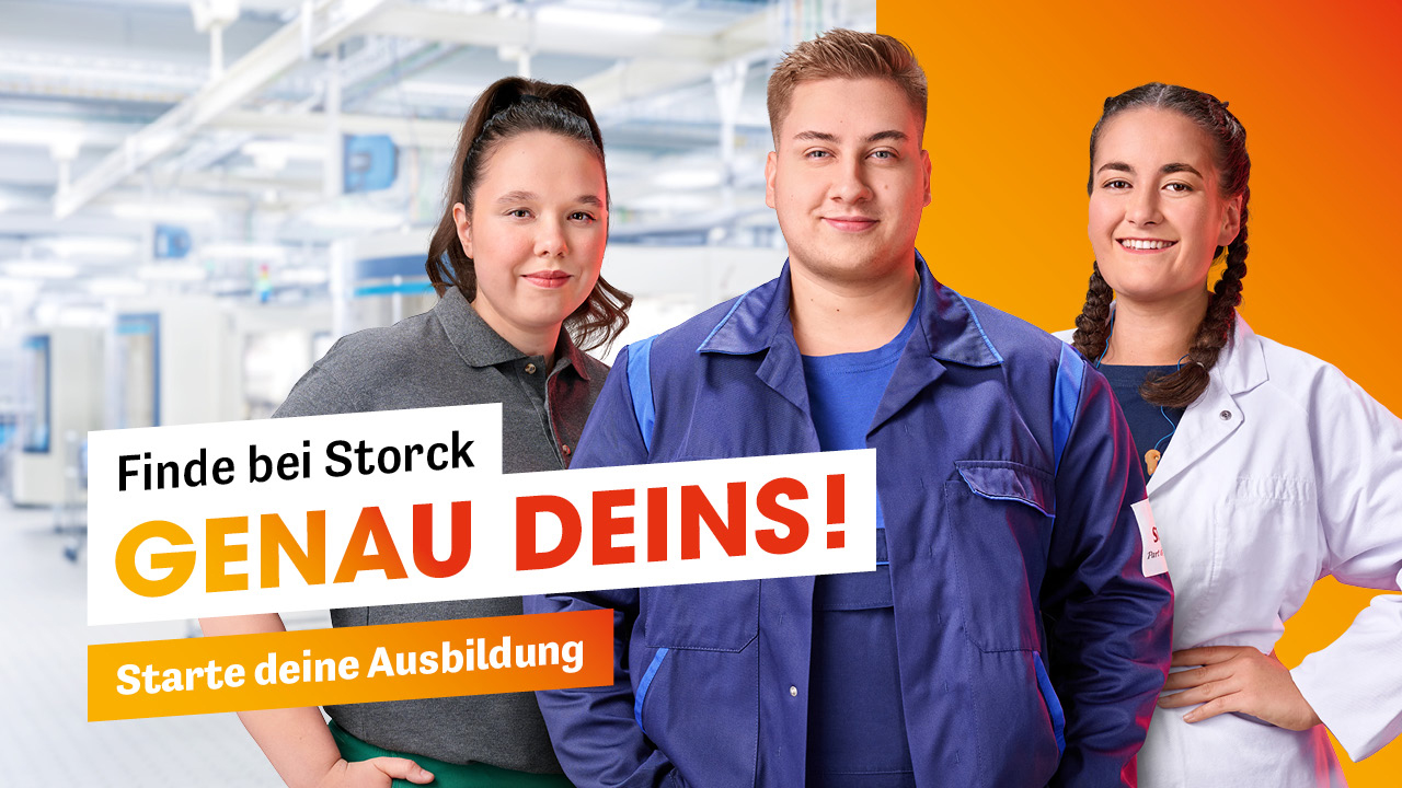 WErbekampagner: Ginde bei Storck GENAU DEINS! Drei junge Menschen in ARbeitskleidung stehen vor dem Bild einer Produktion 