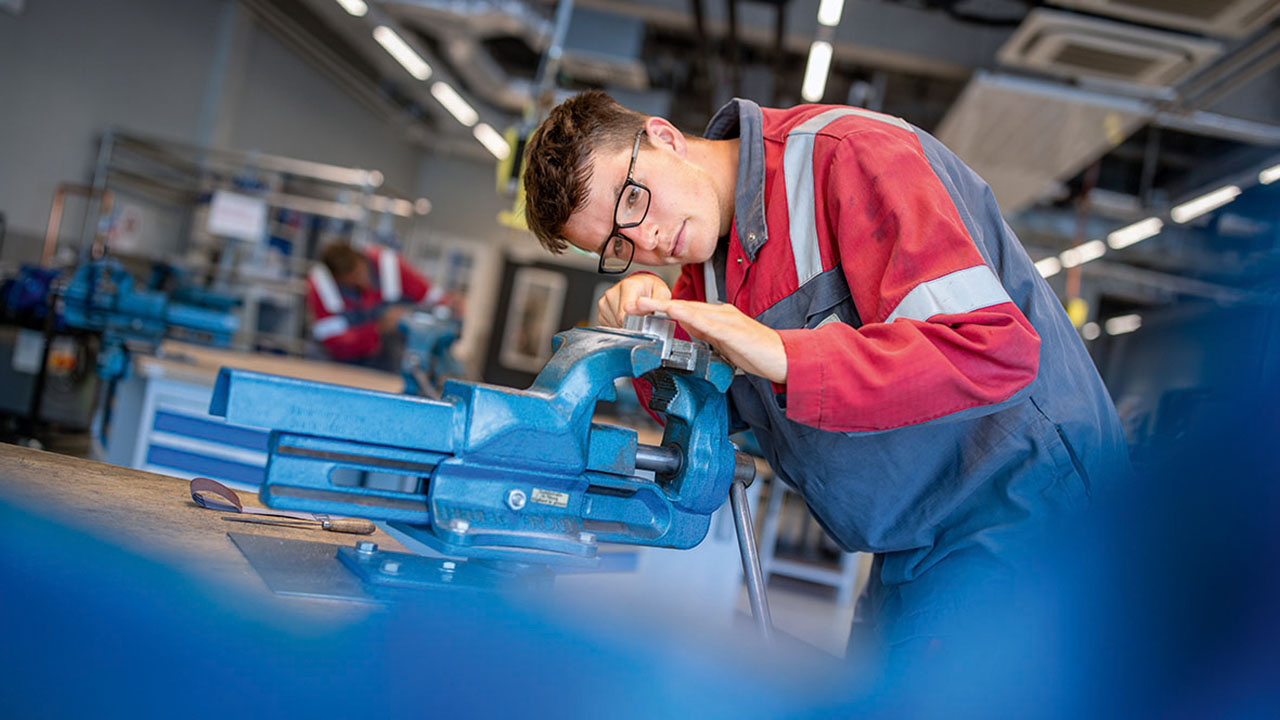 Auszubildender der Aurubis AG in der Produktion
