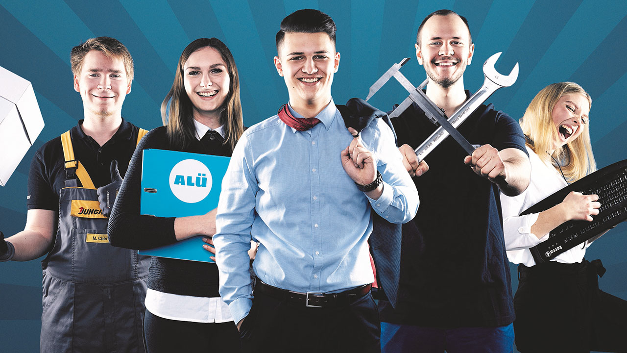 Menschen mit verschiedenem Arbeitswerkzeug, wie Ordner, Messschieber, etc in den Händen