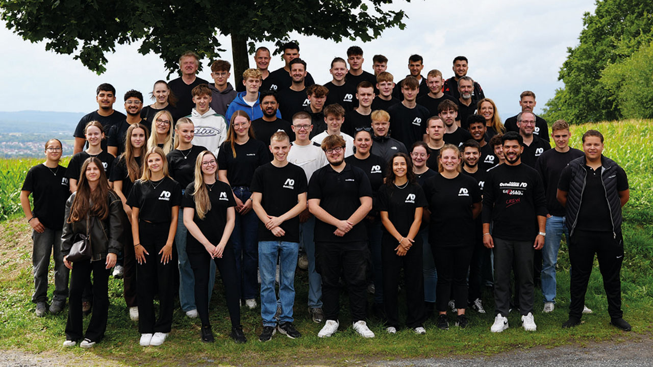 Gruppenfoto der Auszubildenden im Freien vor einem Baum