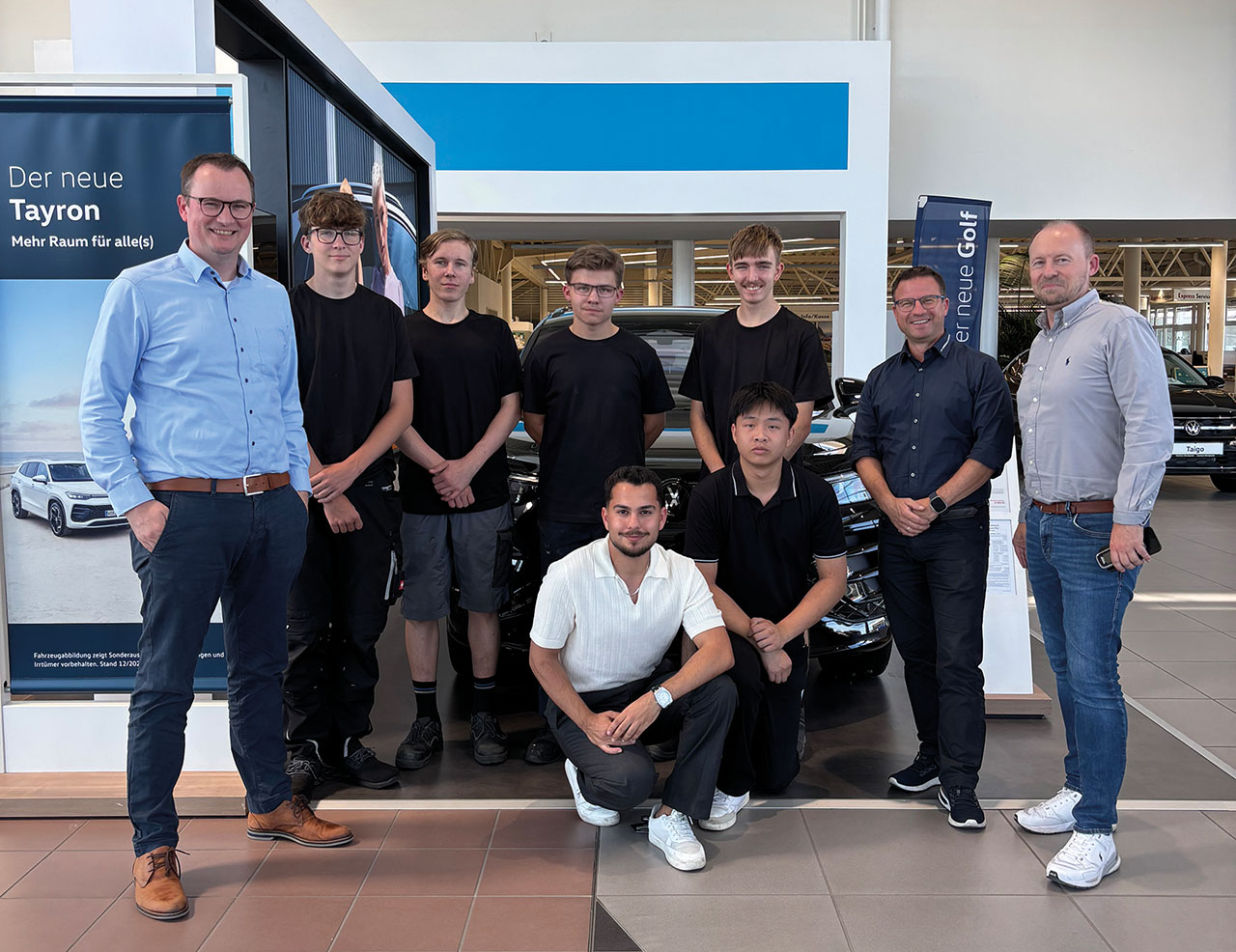 Gruppenbild von Azubis und Ausbildern im Autohaus