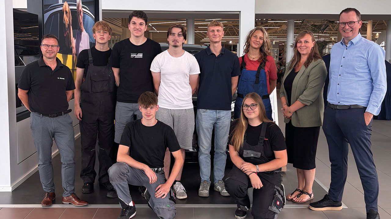 Gruppenbild von Azubis und Ausbildern im Autohaus