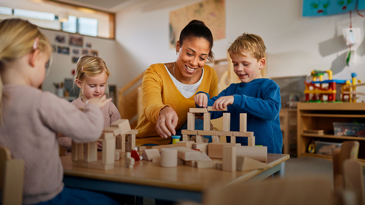 Situation im Kindergarten mit spielenden Kindern 