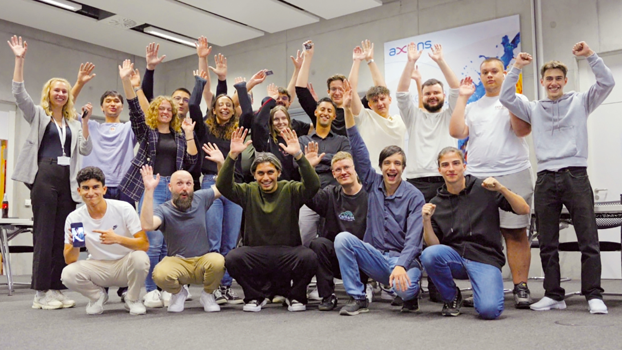Gruppenbild junger Menschen bei Axians