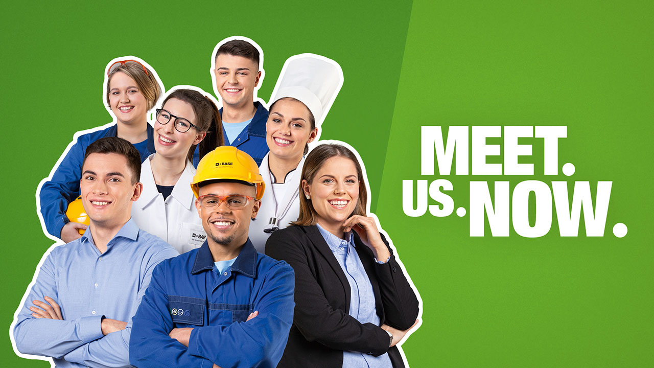 Werbekampagne: Azubis aus verschiedenen Bereichen auf grünem Hintergrund; Spruch: MEET.US.NOW.