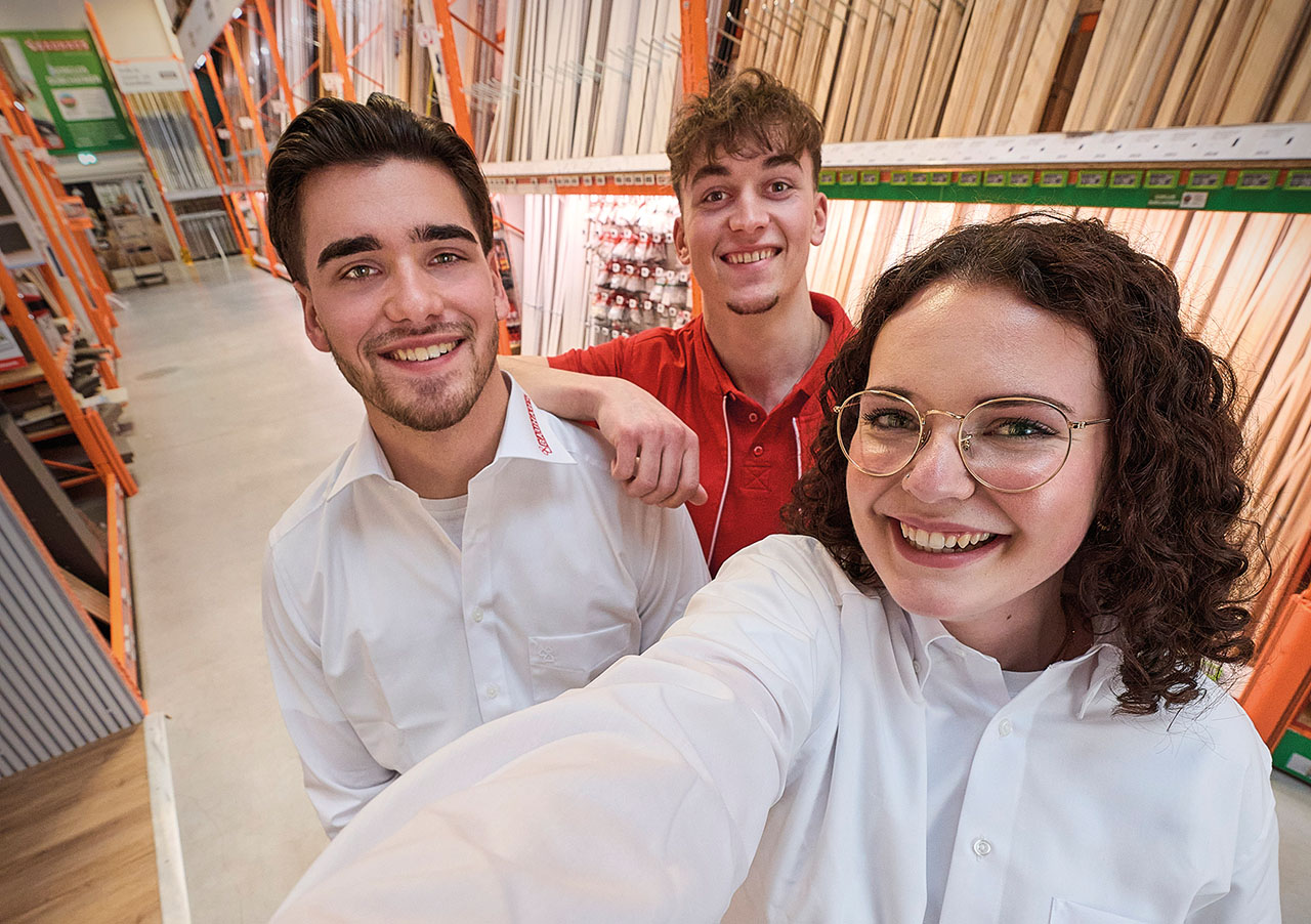 3 jugendliche Azubis machen ein Selfie im BAUHAUS