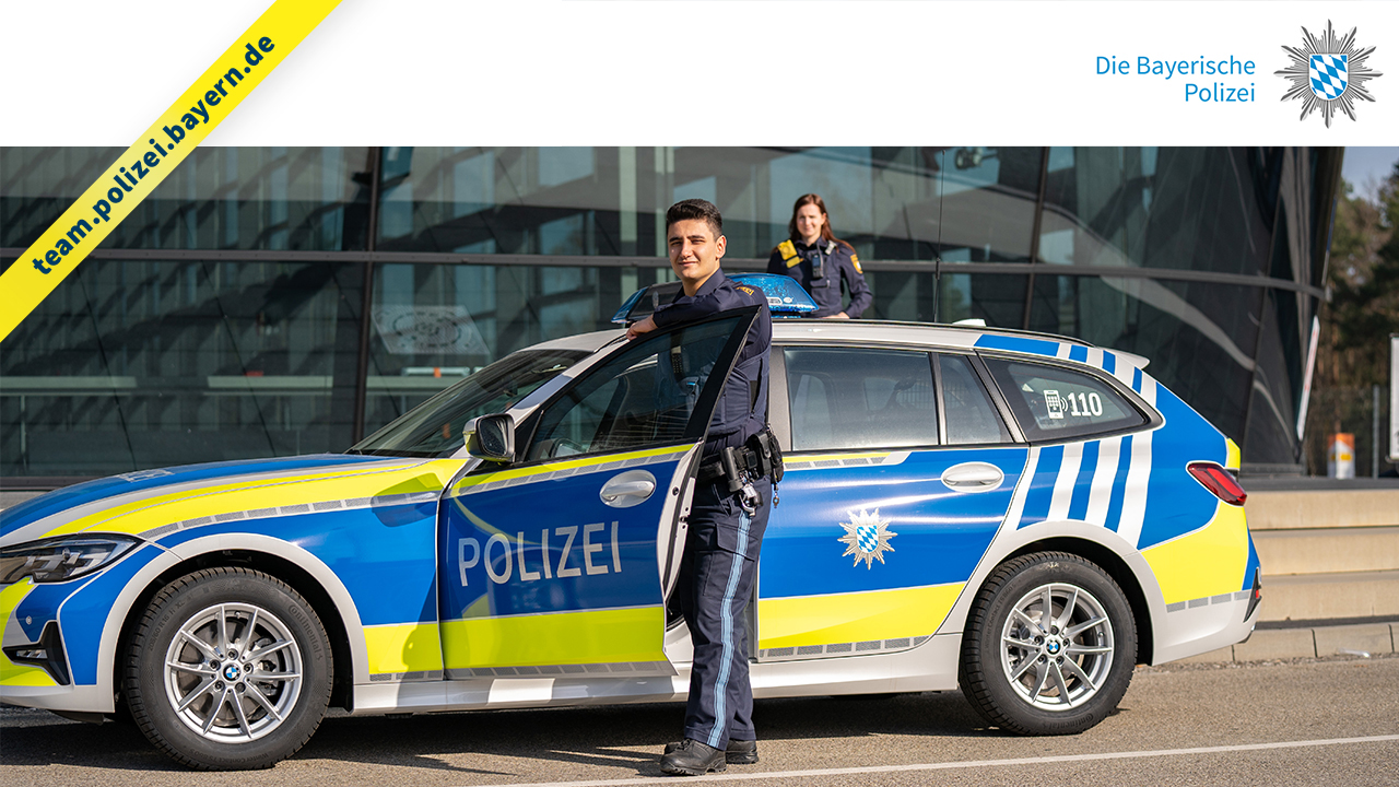 Polizisten mit Streifenwagen