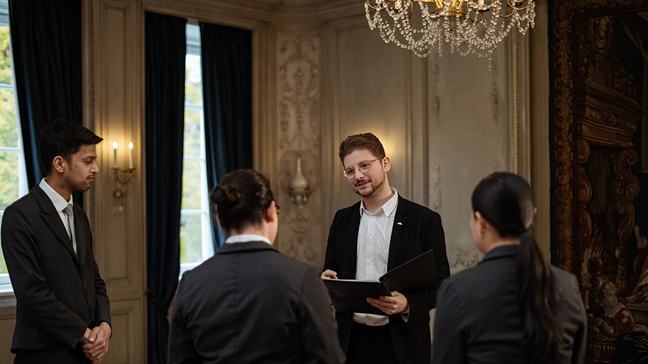 Mitarbeitende im Gespräch im Bankettsaal
