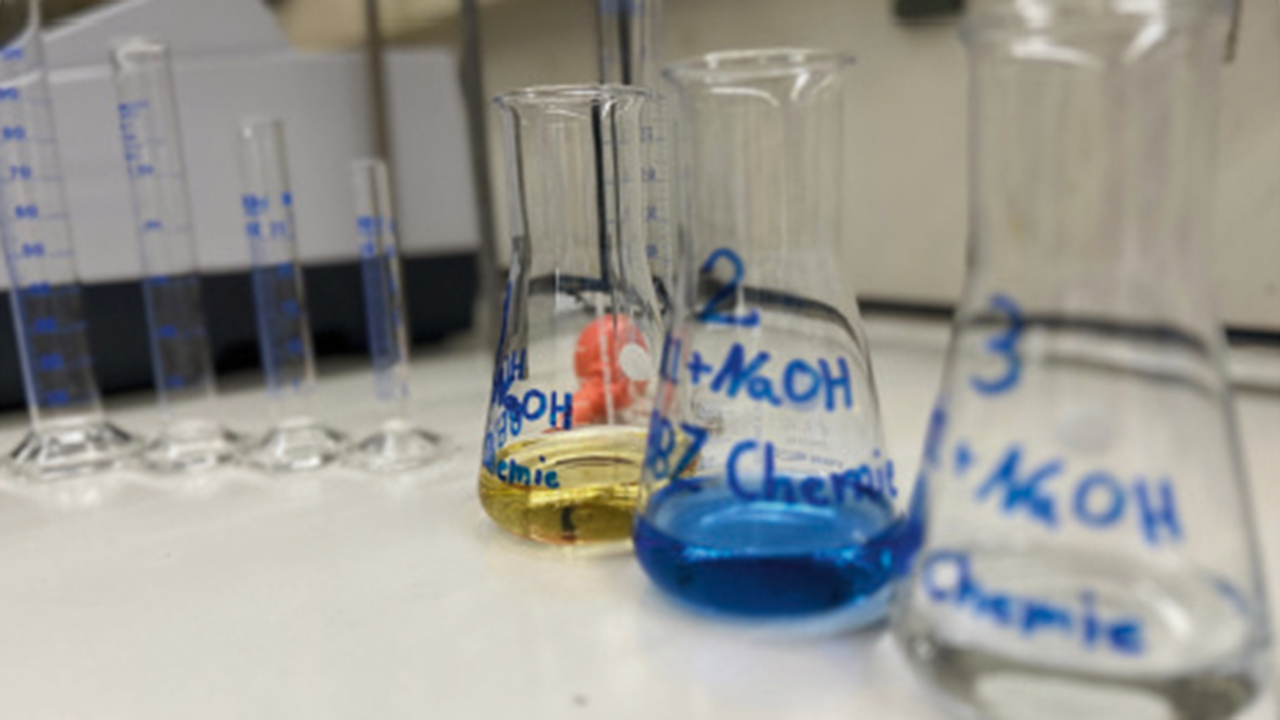 Kolben mit verschiedenen Flüssigkeiten