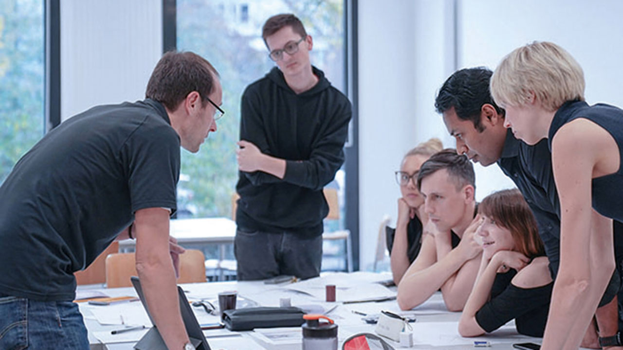 Dozent und Studierende der Berlin International University of Applied Sciences 