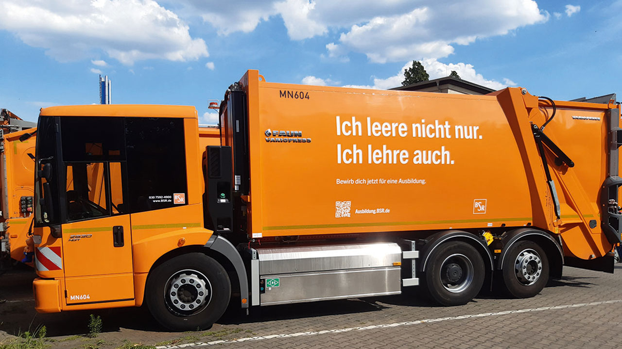 Wagen der Berliner Stadtreinigung (BSR) mit der Aufschrift: Ich leere nicht nur. Ich lehre auch.