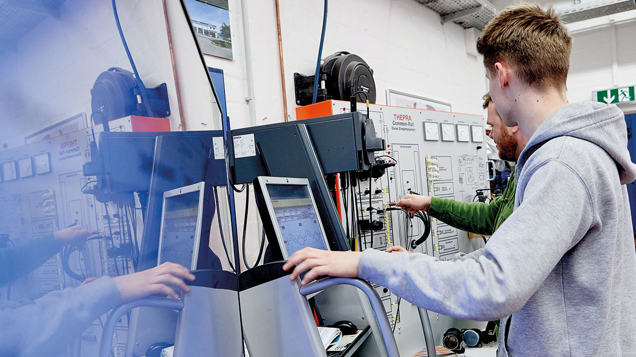 Junger Mensch bedient eine Schaltanlage