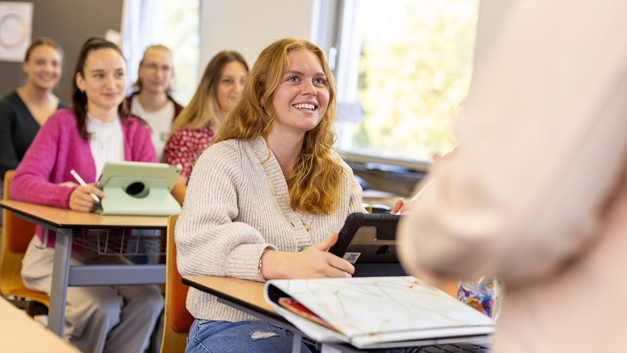 Junge Menschen im Klassenzimmer