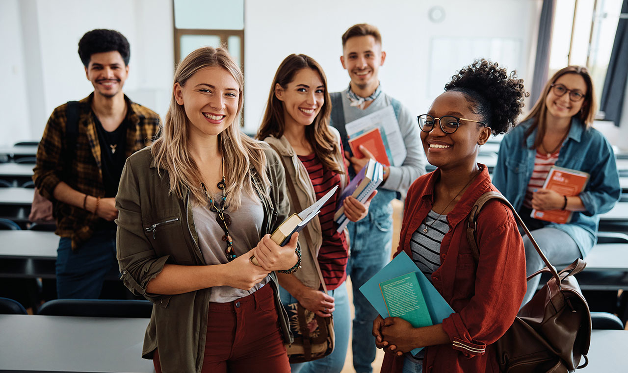Freundliche Jugendliche in einem Seminar- oder Klassenraum.
