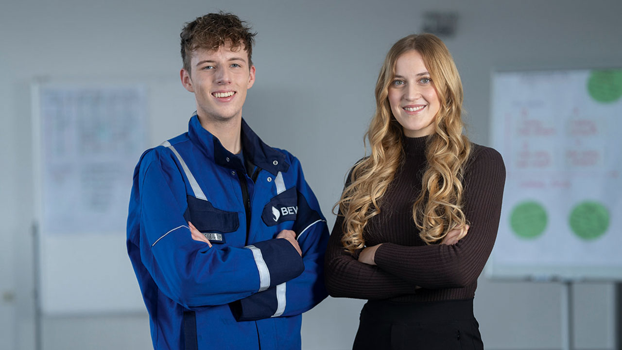 Zwei Auszubildende der BEW Berliner Energie und Wärme AG lächeln in die Kamera