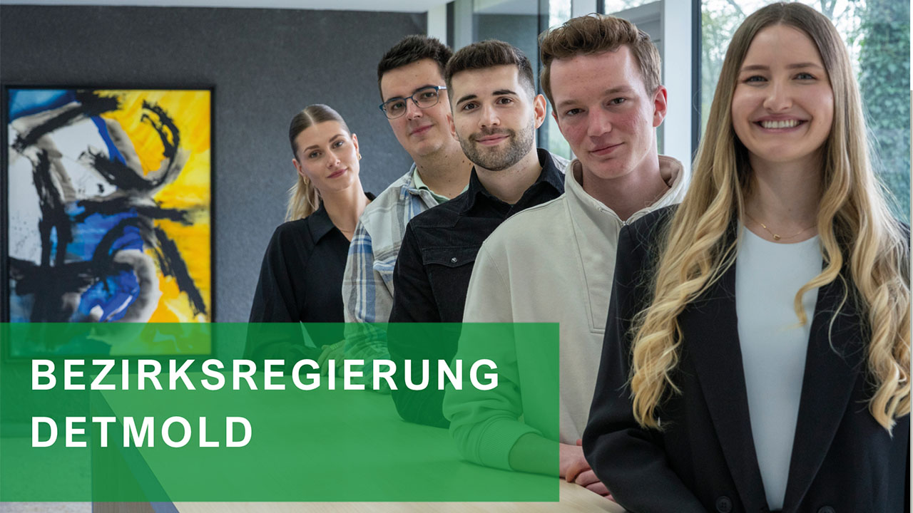 Fünf Personen stehen hinter einander und sehen in die Kamera.