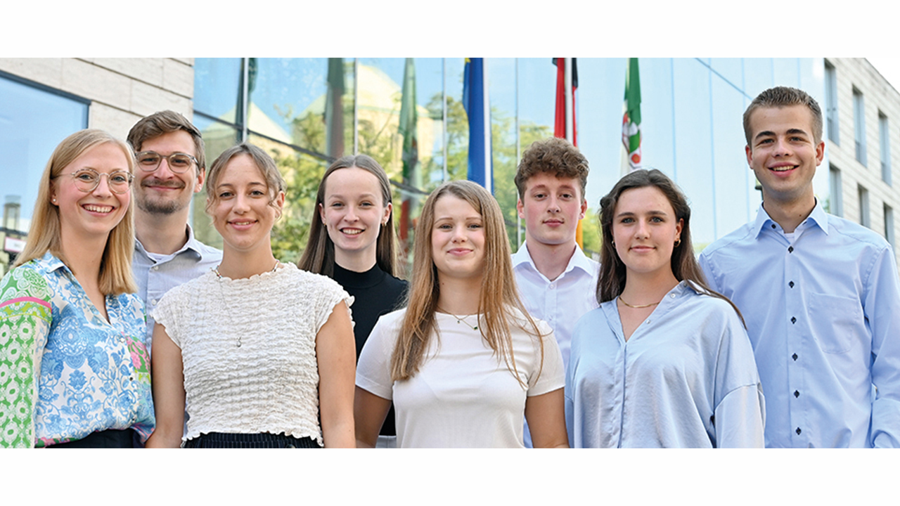 Gruppenbild mit einigen Azubis und dual Studierenden vor dem Gebäuder der Bezirksregierun Münster