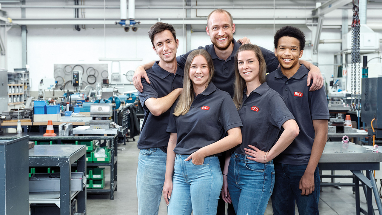 5 junge Menschen dicht beieinander in der Werkstatt