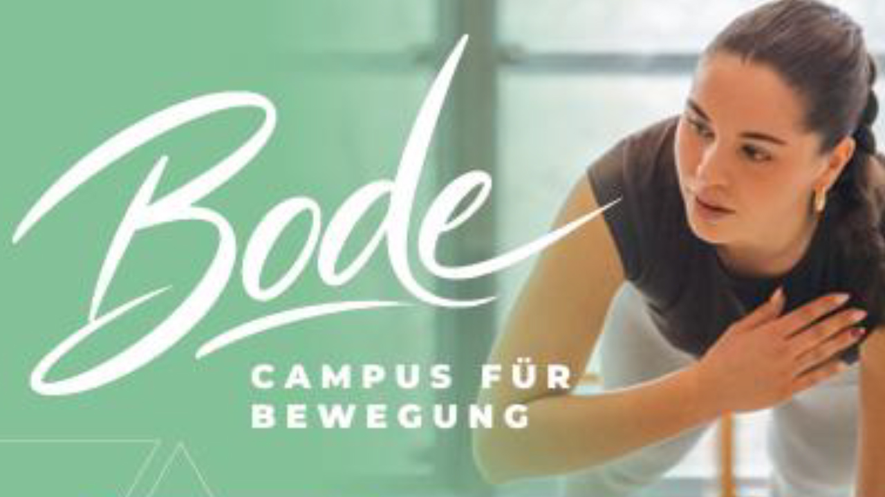Das Bild zeigt das Logo der Bode Schule – Gemeinnützige Schul-GmbH und eine Person die im einhändigen Liegestütz ihre eine Hand zur Brust führt.