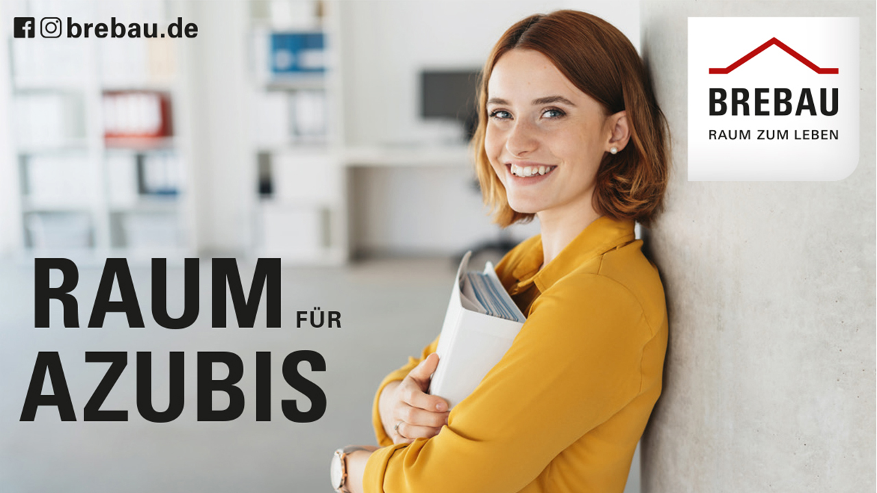 Junge lächelnde Person mit Aktenordner im Arm lehnt an der Wand, Bildaufschrift: Raum für Azubis