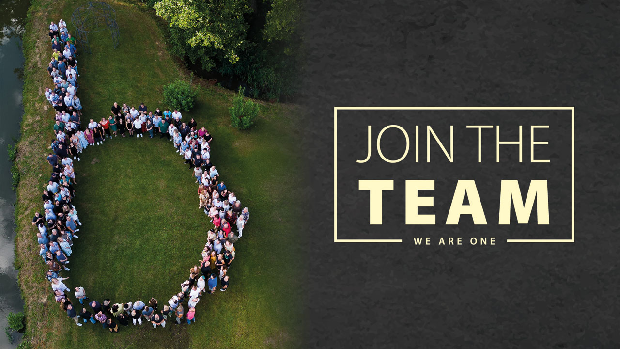 Teambild von oben aufgenommen in Form eines kleinen b, Bildaufschrift: Join the team