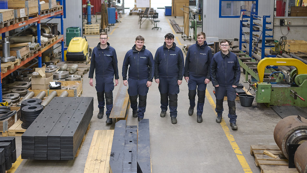 Fünf Mitarbeitende gehen durch das Lager