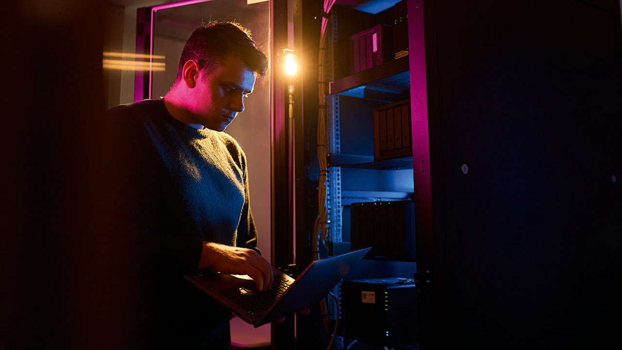 Junge Person mit Laptop in der Hand