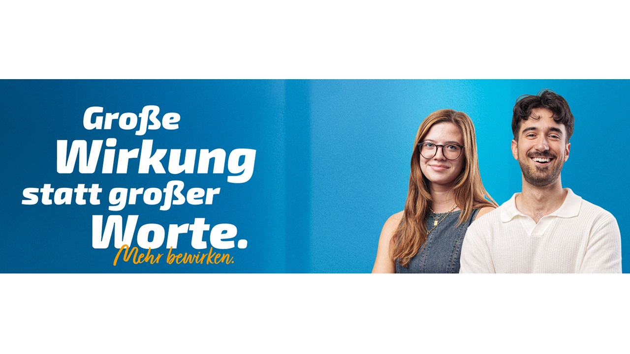 werbekampagne mit zwei Menschen auf blauem Hintergrund "Mehr bewirken"