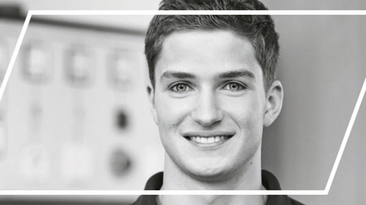 Schwarzweißbild einer jungen lächelnden Person,