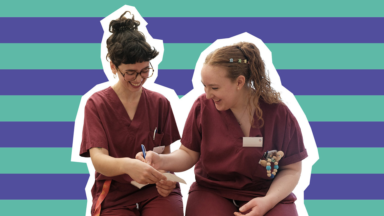 Zwei Frauen in Arbeitskleidung vor einem lila grün gestreiftem Hintergrund