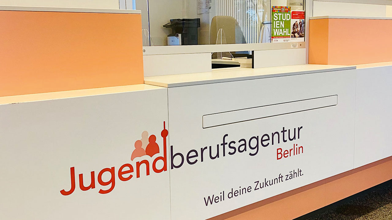 Empfangstresen der Jugendberufsagentur Berlin (JBA)
