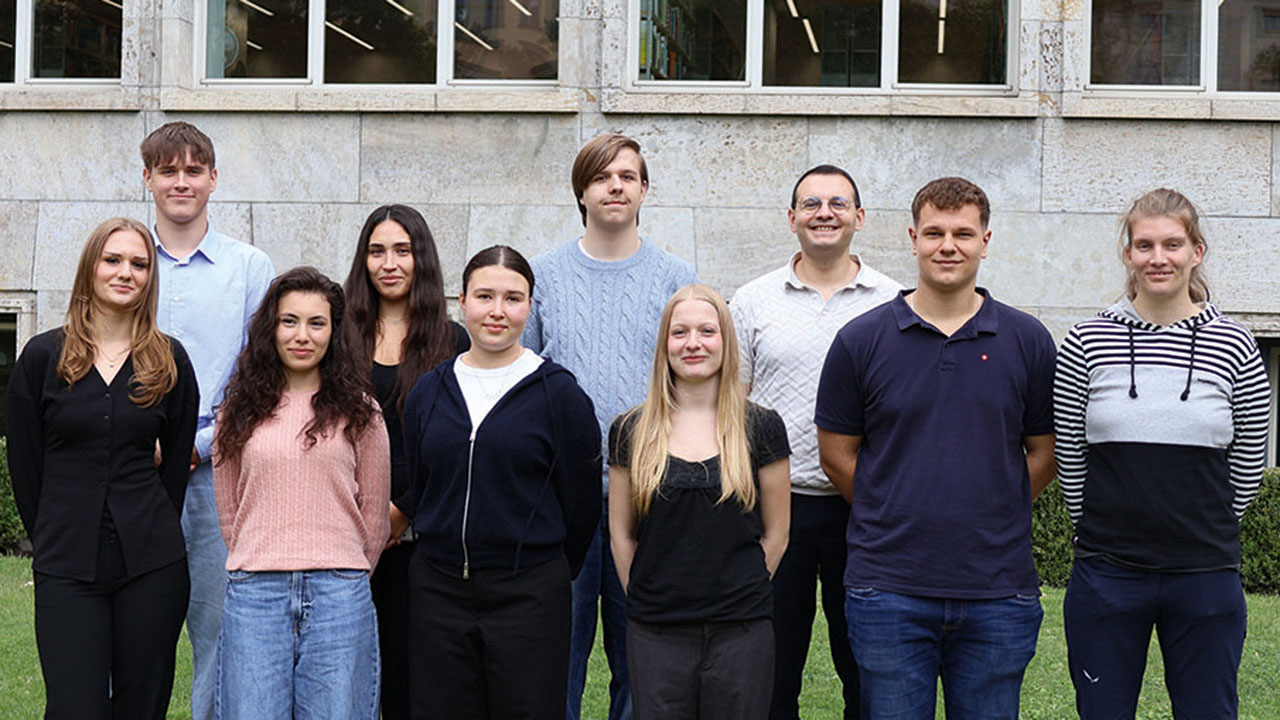 Gruppenfoto der Auszubildenden vor dem Bundesministerium der Finanzen