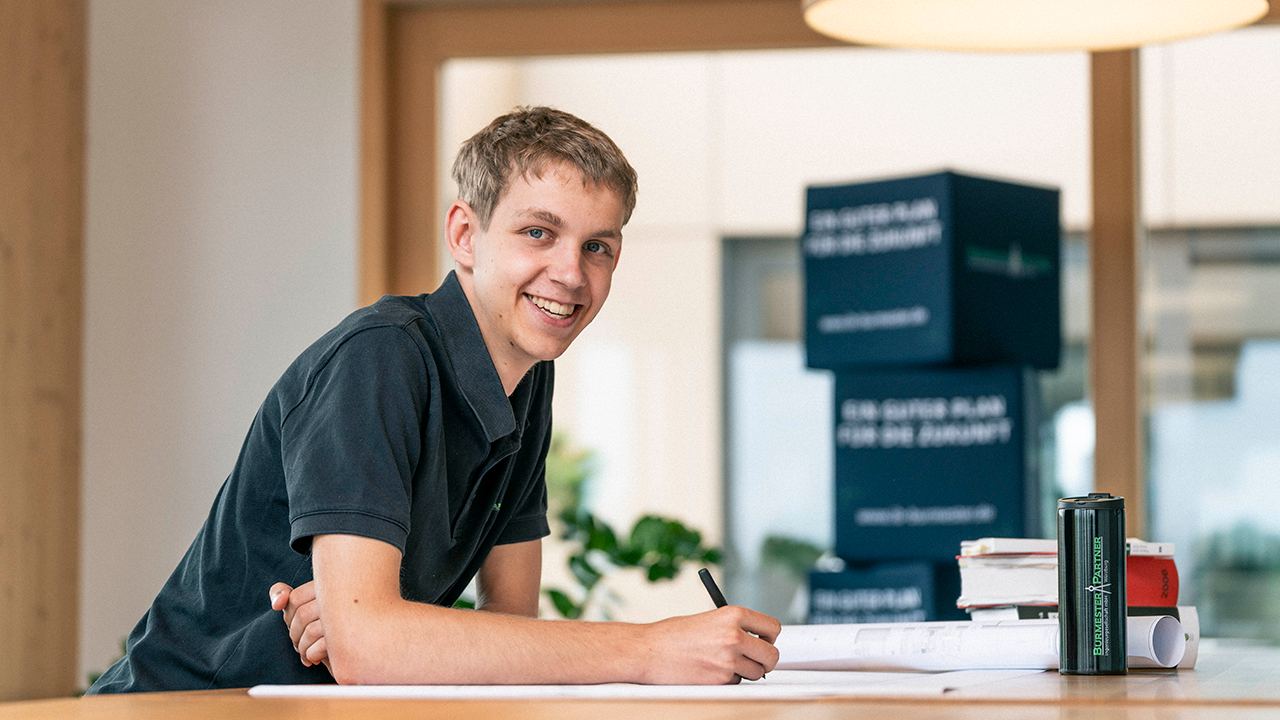Junger Mitarbeitender bei der Arbeit im Büro.