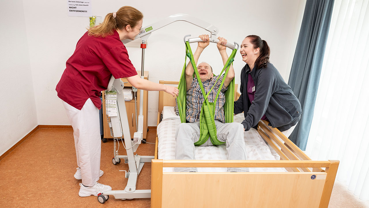 Pflegerinnen helfen Bewohner
